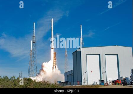 Cap Canaveral, Floride, USA. 15 Décembre, 2017. La fusée Falcon 9 SpaceX Dragon portant la capsule décolle du complexe de lancement 40 au cap Canaveral Spaceport le 15 décembre 2017 à Cape Canaveral, en Floride. La capsule Dragon est sur un run de réapprovisionnement de la Station spatiale internationale et est la première fois SpaceX a lancé une fusée volé et de l'engin spatial sur une mission de la NASA. Credit : Planetpix/Alamy Live News Banque D'Images