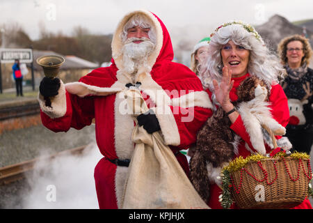 Pays de Galles Aberystwyth UK, Samedi 16 Décembre 2017 La vallée de chemin de fer à vapeur à voie étroite de Rheidol exécute son fameux Santa de spécial de leur terminus à la gare d'Aberystwyth Crédit : Keith morris/Alamy Live News Banque D'Images