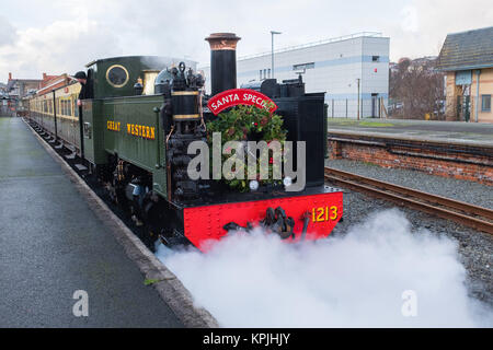 Pays de Galles Aberystwyth UK, Samedi 16 Décembre 2017 La vallée de chemin de fer à vapeur à voie étroite de Rheidol exécute son fameux Santa de spécial de leur terminus à la gare d'Aberystwyth Crédit : Keith morris/Alamy Live News Banque D'Images