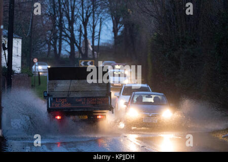 La conduite par les véhicules routiers inondés au crépuscule en raison de la neige fondue qui a entraîné un bouleversement sur les routes à Chester, Cheshire Banque D'Images