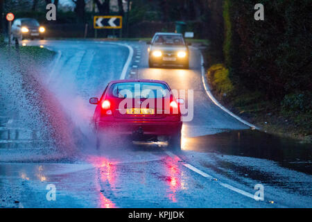 La conduite par les véhicules routiers inondés au crépuscule en raison de la neige fondue qui a entraîné un bouleversement sur les routes à Chester, Cheshire Banque D'Images