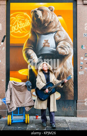 Glasgow, Ecosse, Royaume-Uni. 16 Décembre, 2017. Comme des milliers de visiteurs affluent vers le centre-ville de Glasgow et, en particulier, également connu sous le nom de Buchanan Street Glasgow Style du Mile plusieurs entrées dans l'esprit de saison et avons apprécié le spectacle de la rue, musiciens et amuseurs publics. L'image est de PAUL THOMSON de Glasgow à l'affiche comme l'un des arts de la rue le groupe STYLEMILERS : Crédit Findlay/Alamy Live News Banque D'Images