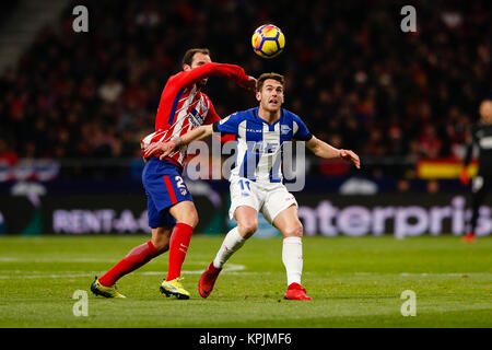 Roberto Diego Godin Leal de l'Atletico de Madrid. Ibai Gomez de Deportivo Alaves, en action pendant le match. La Liga entre l'Atlético de Madrid vs Deportivo Alaves au stade Wanda Metropolitano de Madrid, Espagne, le 16 décembre 2017 . Más Información Gtres Crédit : Comuniación sur ligne, S.L./Alamy Live News Banque D'Images