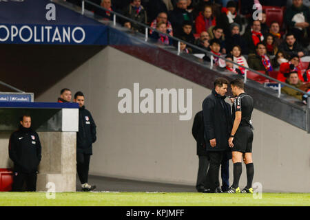 Kevin Gameiro de l'Atletico de Madrid. Diego Pablo Simeone Entraîneur de l'Atlético de Madrid en action pendant le match. La Liga entre l'Atlético de Madrid vs Deportivo Alaves au stade Wanda Metropolitano de Madrid, Espagne, le 16 décembre 2017 . Más Información Gtres Crédit : Comuniación sur ligne, S.L./Alamy Live News Banque D'Images