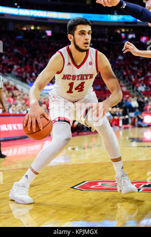 NC State center Yurtseven Omer (14) au cours de la NCAA College Basketball match entre l'UNCG Spartans et la NC State Wolfpack au PNC Arena le 16 décembre 2017 à Raleigh, NC. Jacob Kupferman/CSM Banque D'Images
