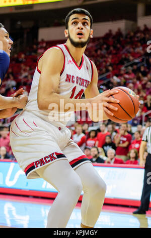 NC State center Yurtseven Omer (14) au cours de la NCAA College Basketball match entre l'UNCG Spartans et la NC State Wolfpack au PNC Arena le 16 décembre 2017 à Raleigh, NC. Jacob Kupferman/CSM Banque D'Images