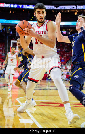 NC State center Yurtseven Omer (14) au cours de la NCAA College Basketball match entre l'UNCG Spartans et la NC State Wolfpack au PNC Arena le 16 décembre 2017 à Raleigh, NC. Jacob Kupferman/CSM Banque D'Images