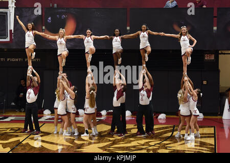 Philadelphie, Pennsylvanie, USA. Déc 16, 2017. Le Temple Owls cheerleaders effectuer au cours de l'équipe féminine de basketball jeu joué à l'McGonigle Hall à Philadelphie. Beat Temple Crédit : 83-77 Mariste Ken Inness/ZUMA/Alamy Fil Live News Banque D'Images