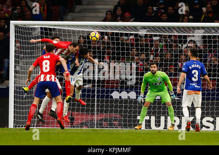 Roberto Diego Godin Leal de l'Atletico de Madrid. Manu Garcia de Deportivo Alaves, en action pendant le match. La Liga entre l'Atlético de Madrid vs Deportivo Alaves au stade Wanda Metropolitano de Madrid, Espagne, le 16 décembre 2017 . Más Información Gtres Crédit : Comuniación sur ligne, S.L./Alamy Live News Banque D'Images