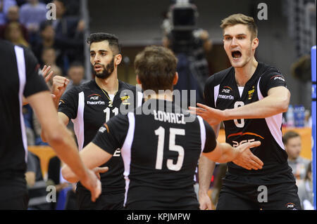 Cracovie, Pologne, Malopolska. Déc 16, 2017. Karol Klos (6) de SKRA Belchatow célèbre un point avec les membres de son équipe pendant le match entre Civitanova et de lubrification SKRA Belchatow pendant les demi-finales de volley-ball le Club World Championship 2017 dans Tauron Arena, Cracovie. Credit : Omar Marques/SOPA/ZUMA/Alamy Fil Live News Banque D'Images