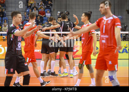 Cracovie, Pologne, Malopolska. Déc 16, 2017. Des joueurs de SKRA Belchatow célébrer un point de lubrification pendant le match entre Civitanova et SKRA Belchatow pendant les demi-finales de volley-ball le Club World Championship 2017 dans Tauron Arena. Credit : Omar Marques/SOPA/ZUMA/Alamy Fil Live News Banque D'Images