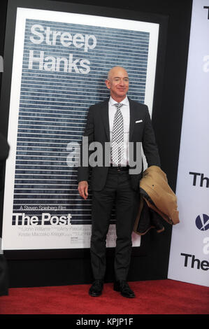 WASHINGTON, DC - 14 DÉCEMBRE : Bob Odenkirk arrive à l 'Post' Première mondiale à Washington, DC Le Newseum remporte le 14 décembre 2017 à Washington, DC. People : Jeff Bezos Banque D'Images