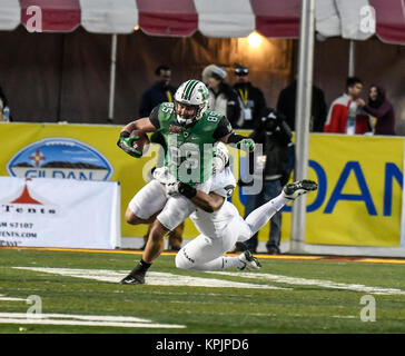 Albuquerque, Nouveau Mexique. Déc 16, 2017. La Colorado State Rams linebacker Josh Watson (55) Marshall Thundering Herd s'attaque à la main l'extrémité Ryan Yurachek (85) au cours de la deuxième moitié de la NCAA Football jeu La 12e édition annuelle du Nouveau Mexique Gildan bol entre Colorado State Rams et le Marshall Thundering Herd sur terrain de la succursale à Dreamstyle Stadium à Albuquerque, Nouveau Mexique. Défait 31-28 Marshall Colorado. L'image de crédit © Lou Novick/Cal Sport Media/Alamy Live News Banque D'Images