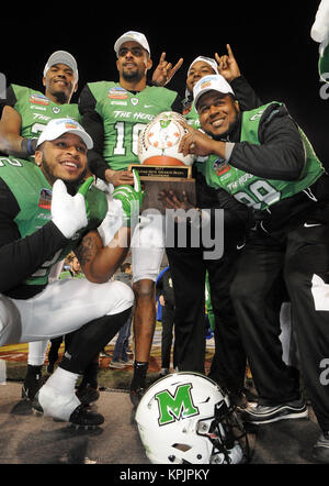 Albuquerque, NM, USA. Déc 16, 2017. Les membres de l'équipe de football de Marshall célébrer avec le trophée de championnat après prévôt beat CSU 31-28 dans le Nouveau Mexique Gildan Bol. Samedi, 16 décembre 2017. Crédit : Jim Thompson/Albuquerque Journal/ZUMA/Alamy Fil Live News Banque D'Images