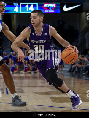 Samedi 16 Décembre - Northwestern Wildcats guard Bryant McIntosh (30) lecteurs de référence pour le panier de basket-ball de Mens NCAA au cours de l'action de jeu entre le nord-ouest et les Wildcats de démons à la DePaul Blue Arena Windtrust à Chicago, IL. Banque D'Images