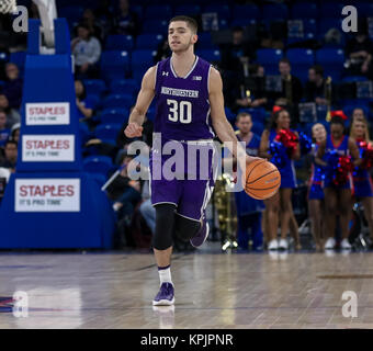 Samedi 16 Décembre - Northwestern Wildcats guard Bryant McIntosh (30) avances le ballon sur la cour au cours de NCAA de basket-ball de Mens action de jeu entre le nord-ouest et les Wildcats de démons à la DePaul Blue Arena Windtrust à Chicago, IL. Banque D'Images