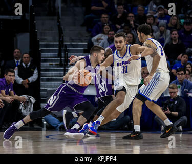 Samedi 16 Décembre - Northwestern Wildcats guard Bryant McIntosh (30) disques durs de la DePaul Blue Demons Max garde Strus (31) au cours de l'action de jeu de basket-ball de Mens NCAA entre le nord-ouest et les Wildcats de démons à la DePaul Blue Arena Windtrust à Chicago, IL. Banque D'Images