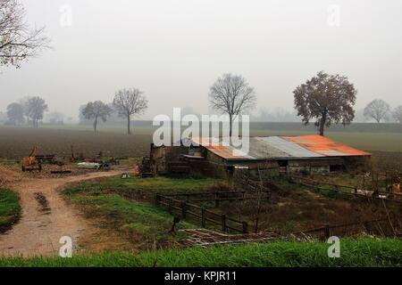 Un cimetière dans la campagne près de Crémone, Italie Banque D'Images