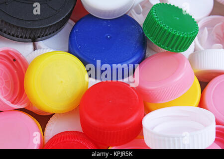 Collecter des bouchons de bouteille en plastique. Close-up shot de pile de bouchons de bouteilles en plastique recyclable sur fond blanc. Capsule de bouteille texture pattern comme arrière-plan. C Banque D'Images