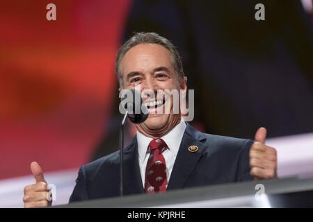 Rep., Chris Collins de New York s'adressant aux délégués lors de l'appel lors de la deuxième journée de la Convention nationale républicaine le 19 juillet 2016 à Cleveland, Ohio. Les délégués ont officiellement soumis Donald J. Trump pour président après un appel nominal, état par état. Banque D'Images