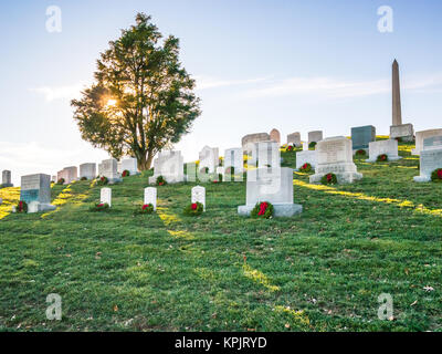 WASHINGTON DC, USA - Le 26 décembre 2014 : les pierres tombales sur le Cimetière National d'Arlington au coucher du soleil Banque D'Images