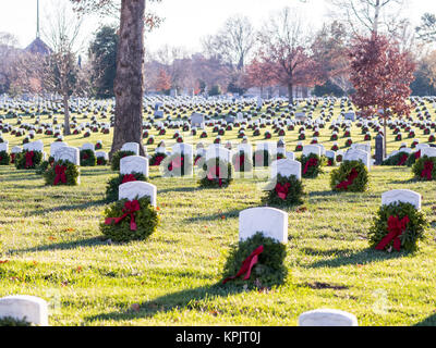 Des centaines de tombes dans le cimetière d'Arlington soldat décoré pour Noël Banque D'Images