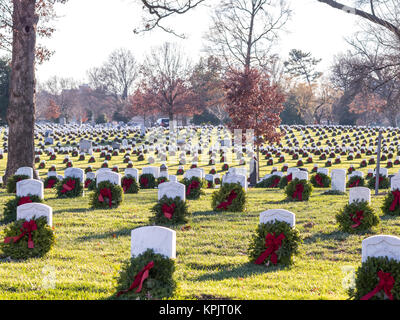 Des centaines de tombes dans le cimetière d'Arlington soldat décoré pour Noël Banque D'Images