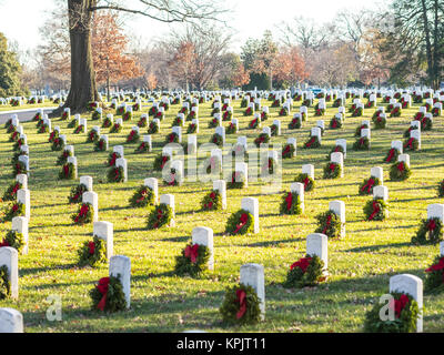 Tombes dans le cimetière d'Arlington soldat décoré pour Noël. Banque D'Images