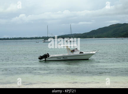 Bateaux de pêche sur la côte de l'île Curieuse, Seychelles. Banque D'Images