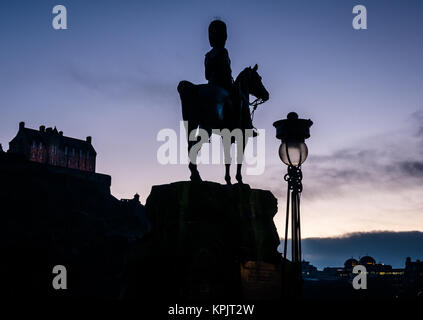 Silhouette Royal Scots Greys Monument soldat à cheval par William Birnie Rhind, le château d'Édimbourg, Princes Street, Edinburgh, Scotland, UK at Dusk Banque D'Images