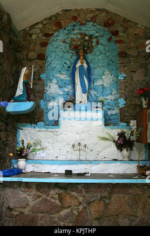 Lieu de culte chrétien avec la Vierge Marie sur le côté d'une route, l'île de La Digue, aux Seychelles. Banque D'Images