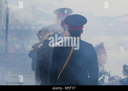 L'Honorable Artillery Company (HAC) incendies 62 salves à tour de Londres en l'honneur de Son Altesse Royale le Prince of Wales's 69e anniversaire. Doté d''atmosphère : où : London, Royaume-Uni Quand : 14 novembre 2017 Source : WENN.com Banque D'Images