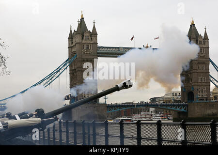 L'Honorable Artillery Company (HAC) incendies 62 salves à tour de Londres en l'honneur de Son Altesse Royale le Prince of Wales's 69e anniversaire. Doté d''atmosphère : où : London, Royaume-Uni Quand : 14 novembre 2017 Source : WENN.com Banque D'Images