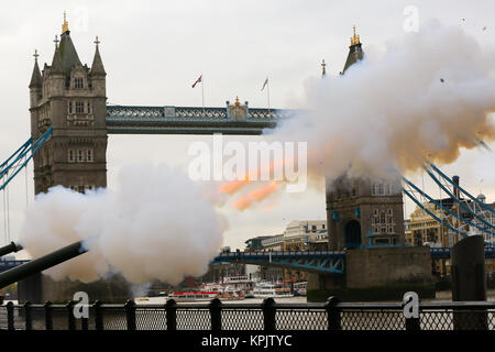 L'Honorable Artillery Company (HAC) incendies 62 salves à tour de Londres en l'honneur de Son Altesse Royale le Prince of Wales's 69e anniversaire. Doté d''atmosphère : où : London, Royaume-Uni Quand : 14 novembre 2017 Source : WENN.com Banque D'Images