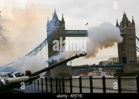 L'Honorable Artillery Company (HAC) incendies 62 salves à tour de Londres en l'honneur de Son Altesse Royale le Prince of Wales's 69e anniversaire. Doté d''atmosphère : où : London, Royaume-Uni Quand : 14 novembre 2017 Source : WENN.com Banque D'Images