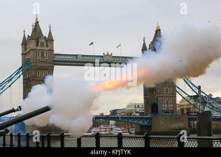 L'Honorable Artillery Company (HAC) incendies 62 salves à tour de Londres en l'honneur de Son Altesse Royale le Prince of Wales's 69e anniversaire. Doté d''atmosphère : où : London, Royaume-Uni Quand : 14 novembre 2017 Source : WENN.com Banque D'Images