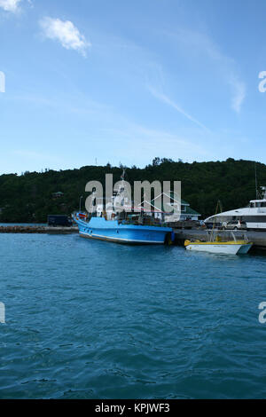 Des bateaux de pêche à St Anne's Bay, île de Praslin, Seychelles Banque D'Images