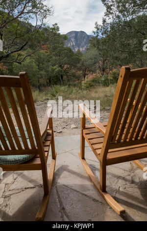 Guadalupe Mountains National Park, Texas - des chaises à bascule sur le porche de la Pratt Cabin en McKittrick Canyon. Wallace Pratt ont acheté beaucoup de géologue de Banque D'Images