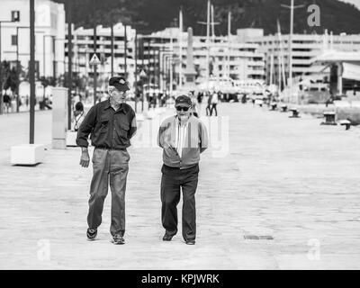 IBIZA, ESPAGNE - le 24 mai 2015. Deux vieux hommes parler et marcher dans le port d'Ibiza. Banque D'Images