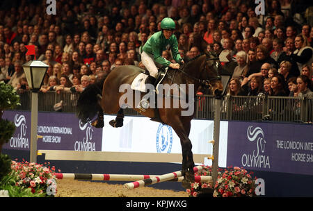 Richard Hughes participe à la Markel Champions Challenge au profit de l'Fundduring Jockeys blessés quatre jour de la London International Horse Show à l'Olympia de Londres. ASSOCIATION DE PRESSE Photo. Photo date : vendredi 15 décembre 2017. Voir PA story EQUESTRIAN Olympia. Crédit photo doit se lire : Steve Parsons/PA Wire Banque D'Images