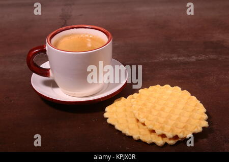 Wafel, gaufre au caramel et tasse à café, coffeebreak isolé sur fond sombre Banque D'Images