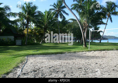 Sable de volley-ball le long de la cour pelouse Paradise Sun Hotel de la plage, l'île de Praslin, Seychelles. Banque D'Images