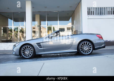 Mercedes SL 450 Cabriolet - Angle latéral extérieur gris Banque D'Images