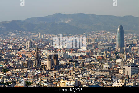 Vue aérienne des bâtiments de la ville de Barcelone avec la Torre Agbar, Espagne. Banque D'Images