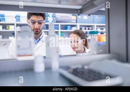 Les assistants de laboratoire dans le laboratoire. Banque D'Images