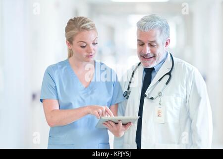 Médecin mature avec collègue using tablet, portrait. Banque D'Images
