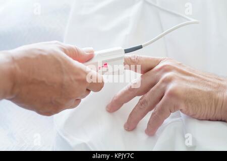 L'application de l'infirmière d'un sphygmo-oxymètre, Close up. Banque D'Images