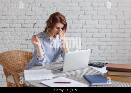 Fatigué businesswoman holding eyeglasses et masser les paupières Banque D'Images