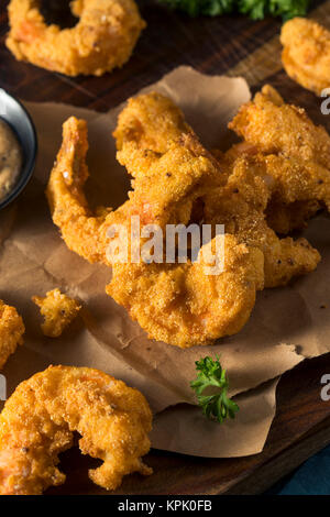 Sud maison Ramoulade avec crevettes Cajun frit Banque D'Images