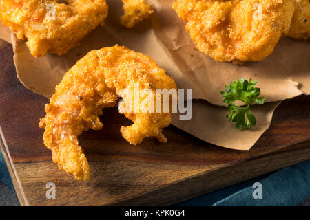 Sud maison Ramoulade avec crevettes Cajun frit Banque D'Images